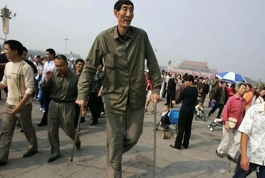 中国第一巨人鲍喜顺：不听医生劝告非要生子，现在儿子长到多高？
 
鲍喜顺来自内蒙