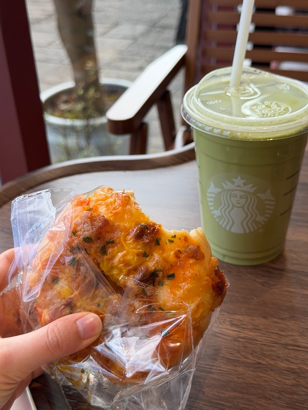 圣诞快乐早晨贝果加抹茶拿铁 