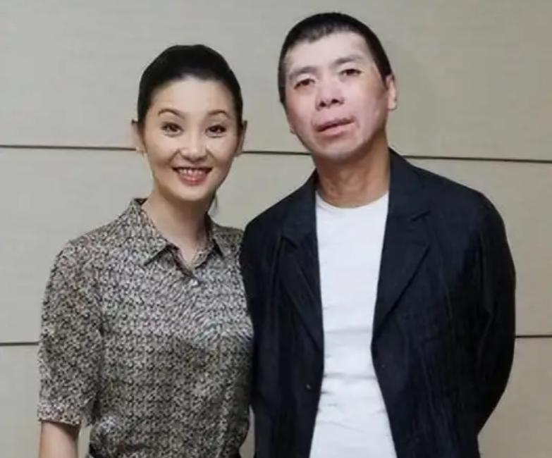 冯小刚、徐帆和养女徐朵亮相活动的画面流出，引发网友热议。很多人质疑没有血缘的亲情