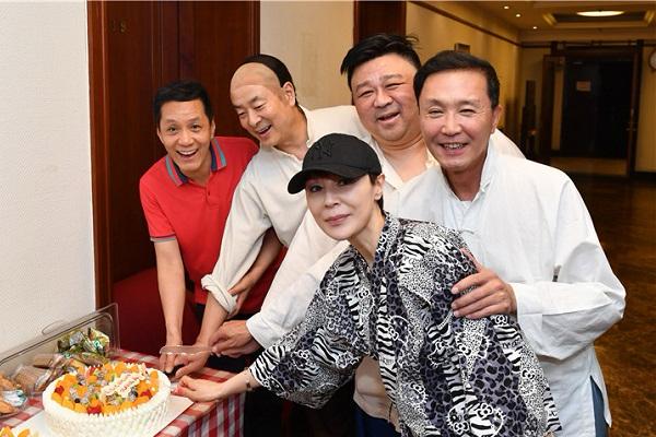 2017年，老戏骨们在后台切蛋糕的一幕，好欢快的氛围感啊。

左起冯远征、濮存昕