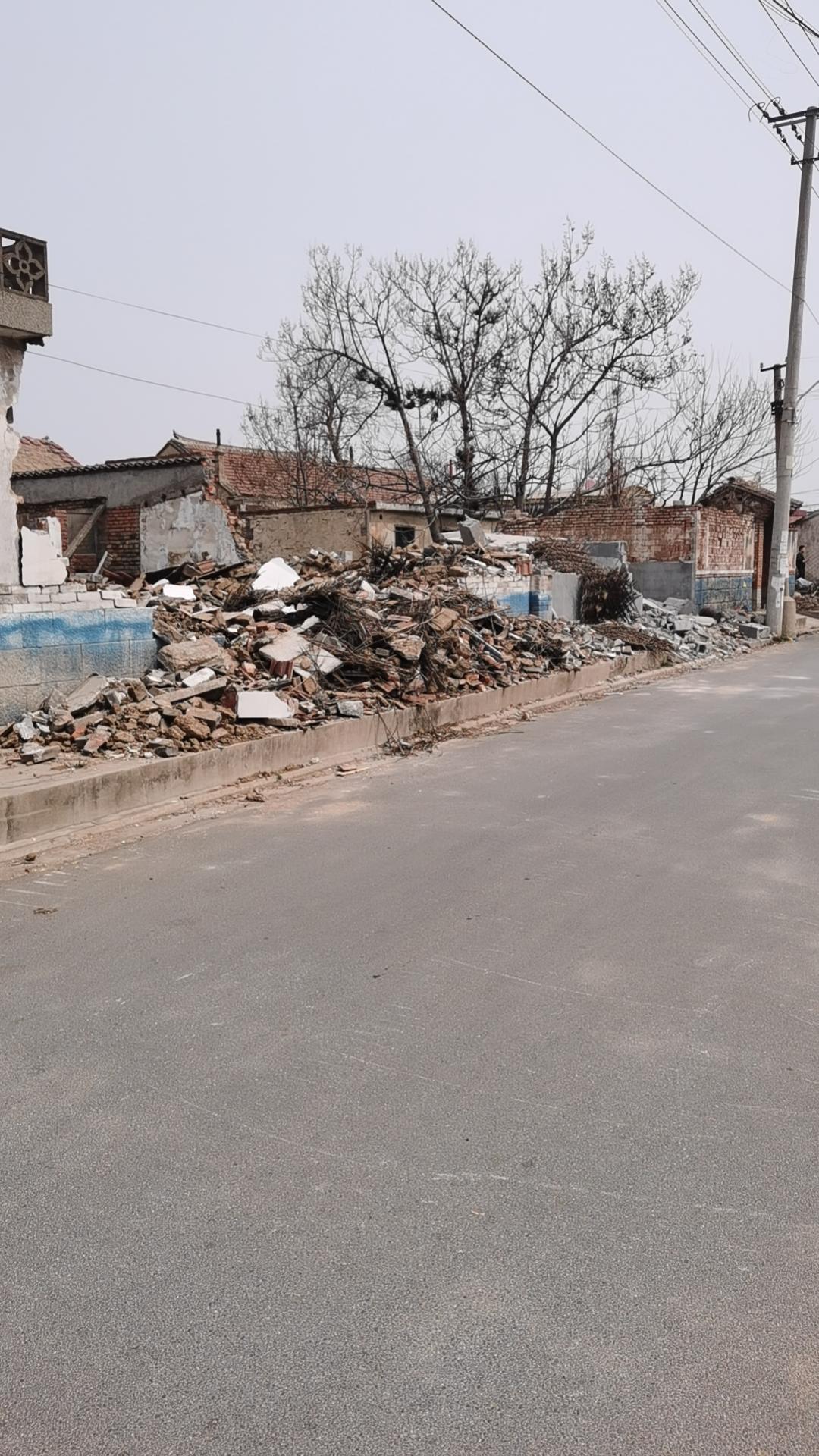 今天回老家，看到老宅被拆了。
它站在村口几十年，见证了我整个童年——夏天的蝉鸣、