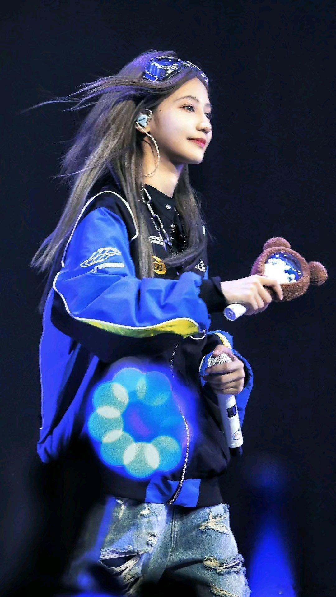 袁一琦把流光穿身上了 袁一琦这红毯造型太会了！流光感礼服超贴身形，走动时光泽轻轻