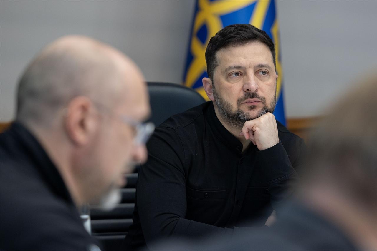 谈判结束，泽连斯基被卖了
当地时间2月26日，日内瓦变得异常热闹，因为这里一天举