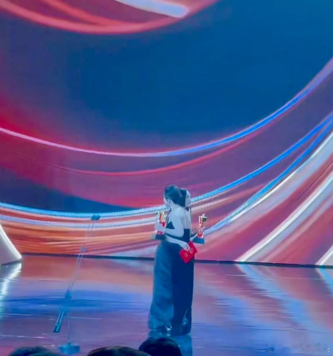 今年总台视后，杨幂和孙俪。 孙俪实至名归！杨幂不做评价了，看完了生万物，这部剧我