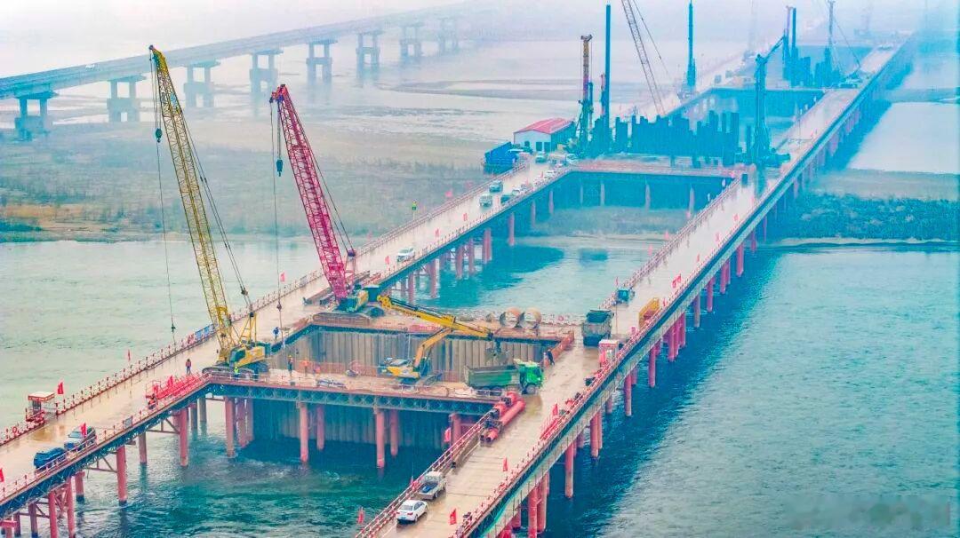 焦济洛平高铁最新进展来了 近日，河南洛阳。在位于孟津区的洛阳黄河公铁大桥建设现场
