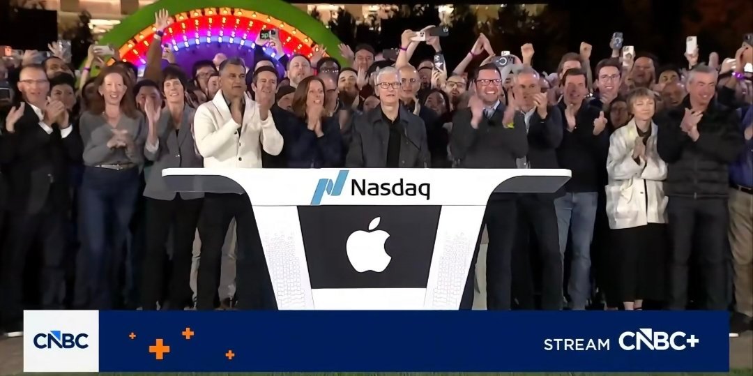 苹果正式迎来50周年苹果正式迎来50周年啦！全球同步庆祝，库克在纳斯达克敲钟演讲
