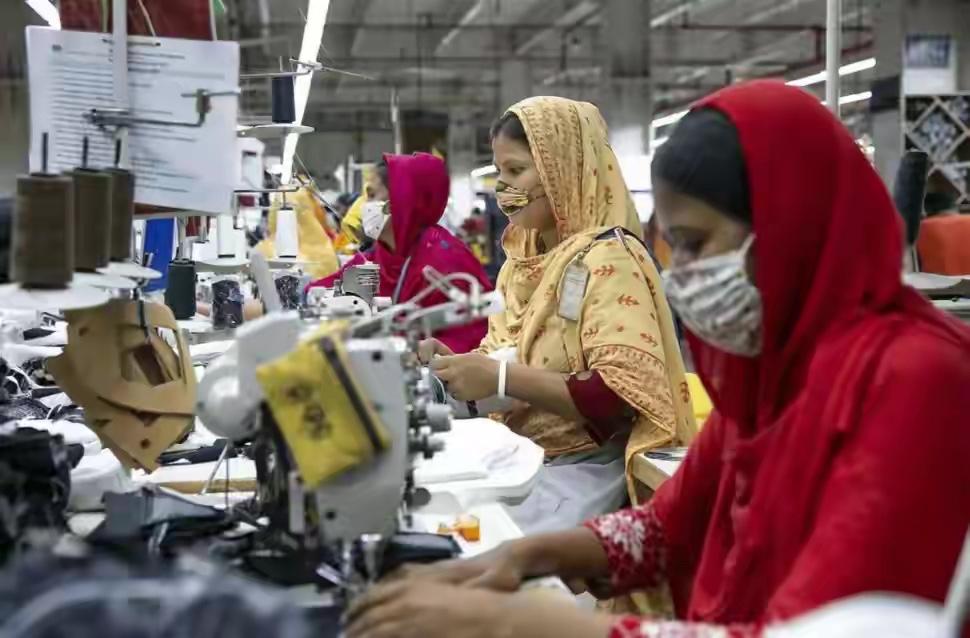 大多数媒体都在说印度是外企坟场、莫迪明抢。这个角度没错，但太浅了。真正的问题从来