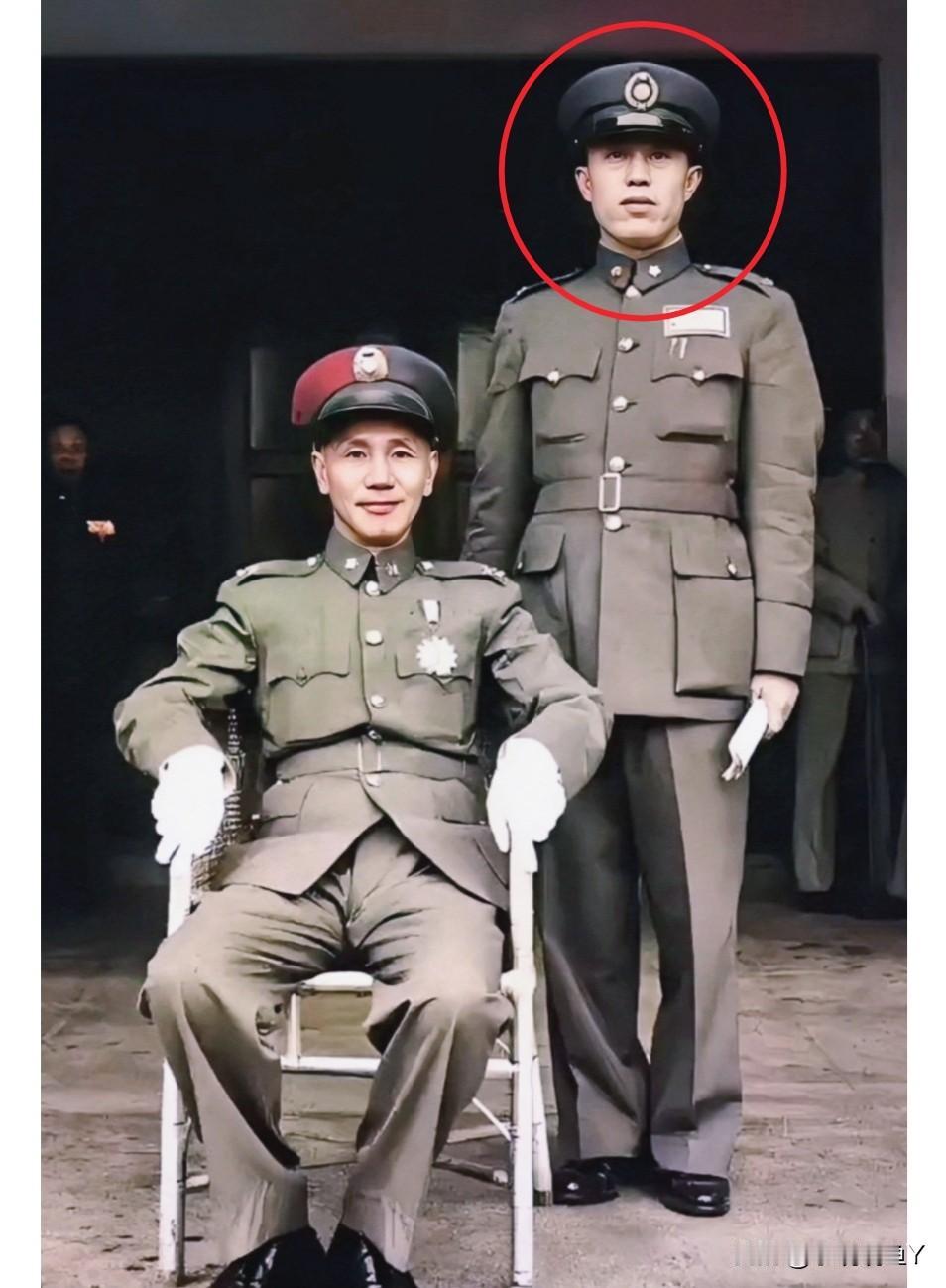 一张摄于上世纪40年代南京的老照片，大家瞧瞧站在蒋介石身后这位身着戎装的男子是谁