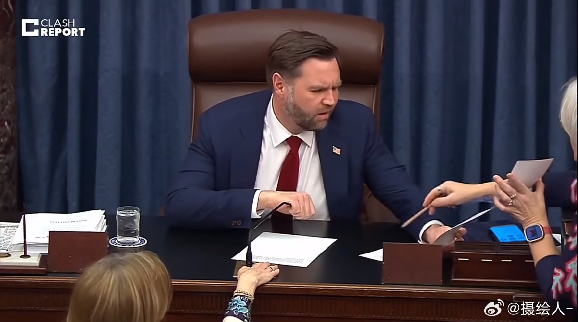 特朗普真能演啊一天天的，50:50平票得了呗，又在这演上了，什么时候篡位啊？ 