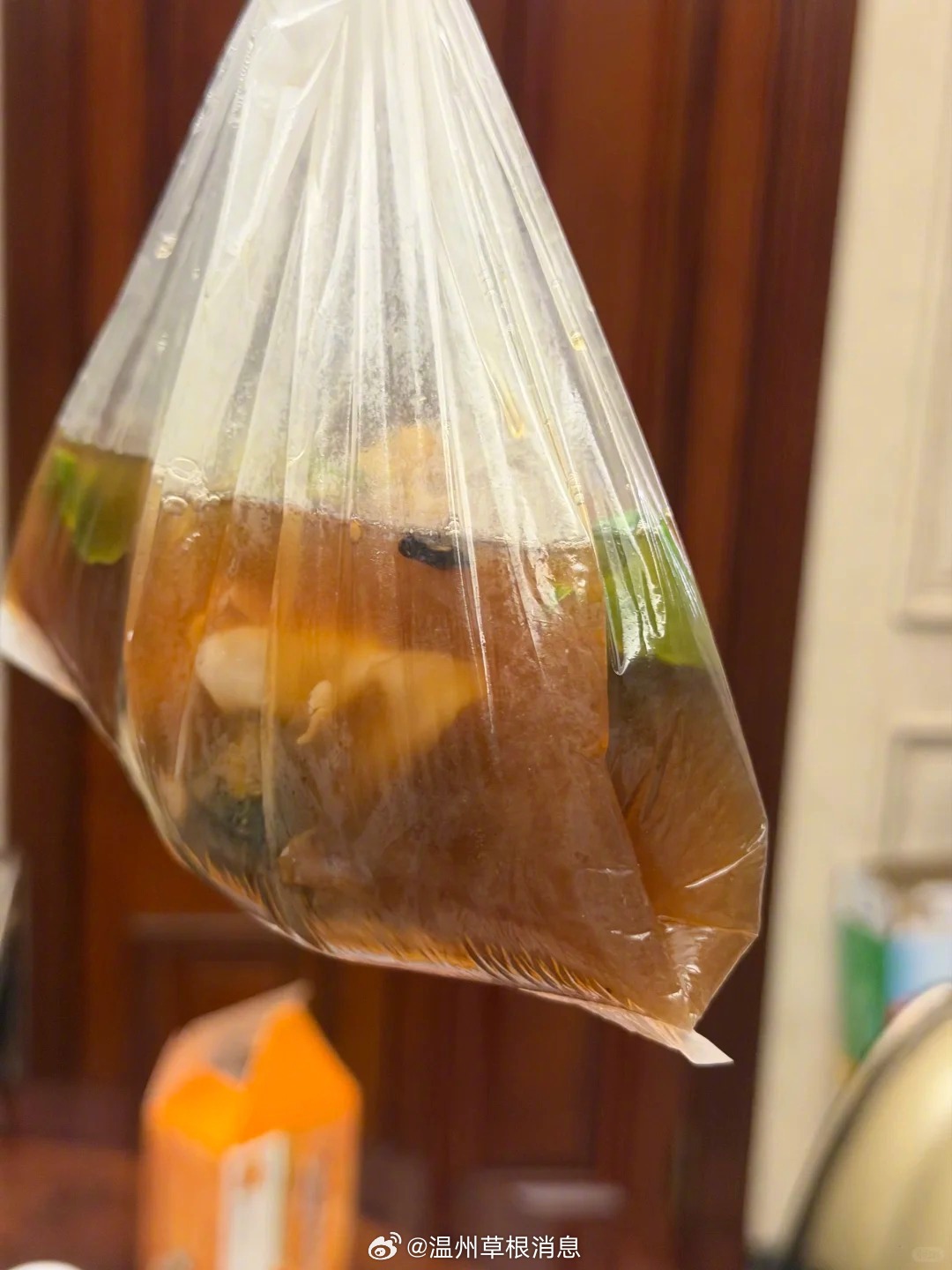 【温州敲馄饨，让人受不了】网友分享了一次糟心的路边敲馄饨消费经历。家住新城的她偶