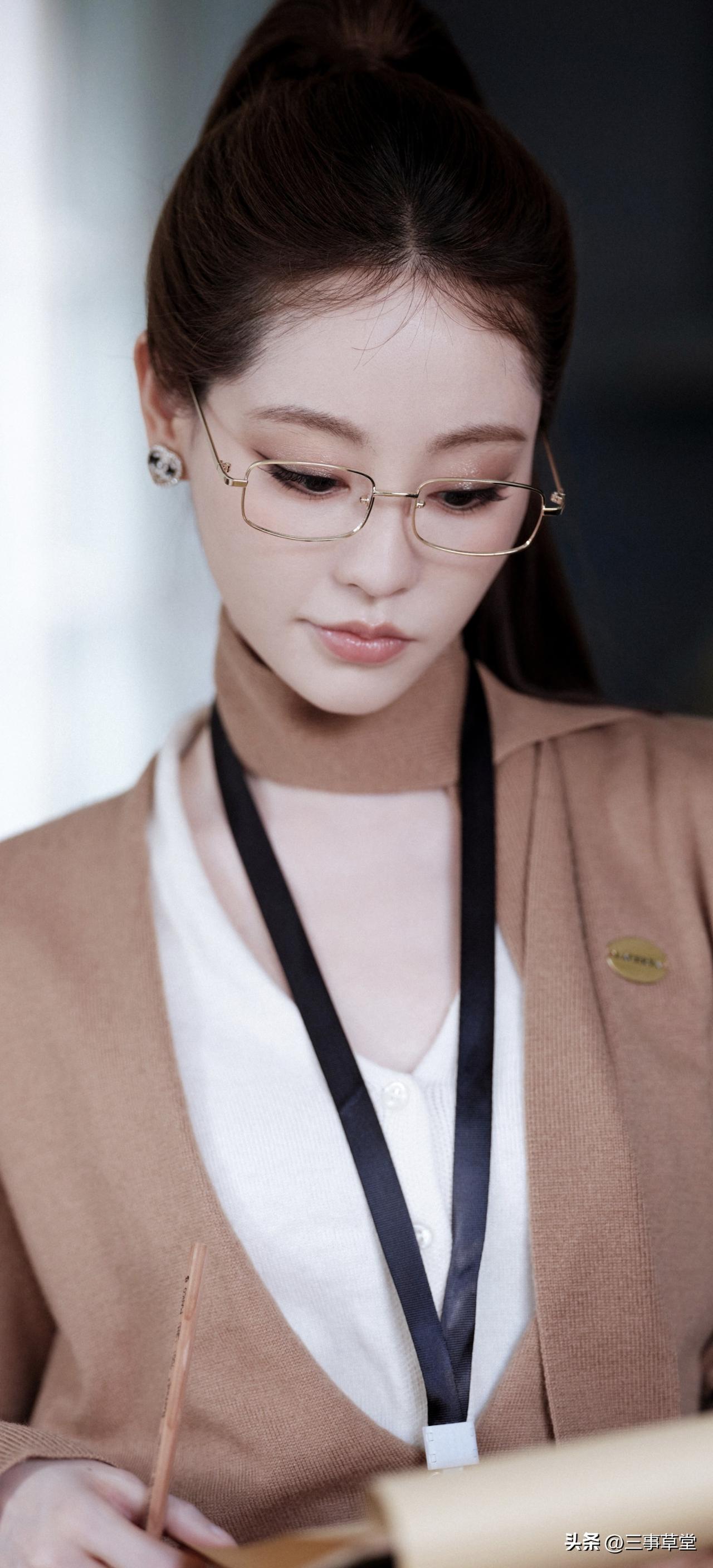 你的女上司祝绪丹！还是挺干练的嘛！