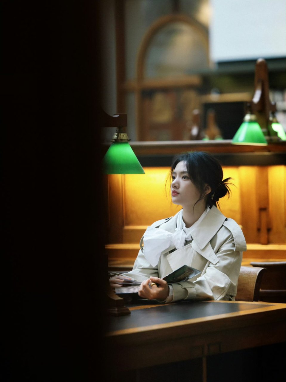 任敏这身浅卡其长风衣配白衬衫，真的好像都市剧女主出街啊！