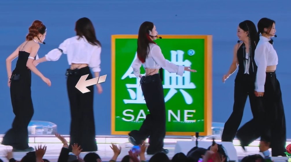 罗予彤[超话]罗予彤跳完干呕救命！罗予彤跳完吐成这样还能笑着鞠躬，我哭死！乘风2