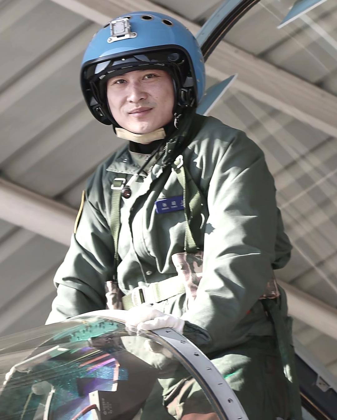 今天是张超烈士牺牲十周年的日子，2016年4月27日，张超驾驶舰载机在进行着舰训