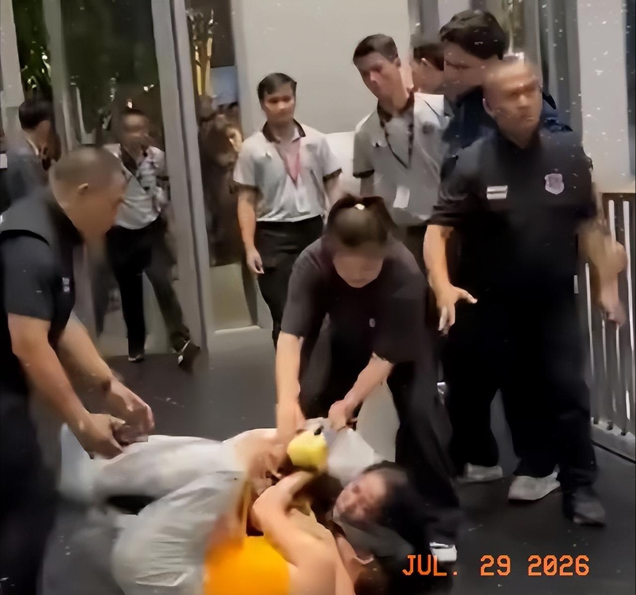 被打的中国女孩出来回应了，
中国女孩被打后，中国驻泰国大使馆第一时间就介入了，结