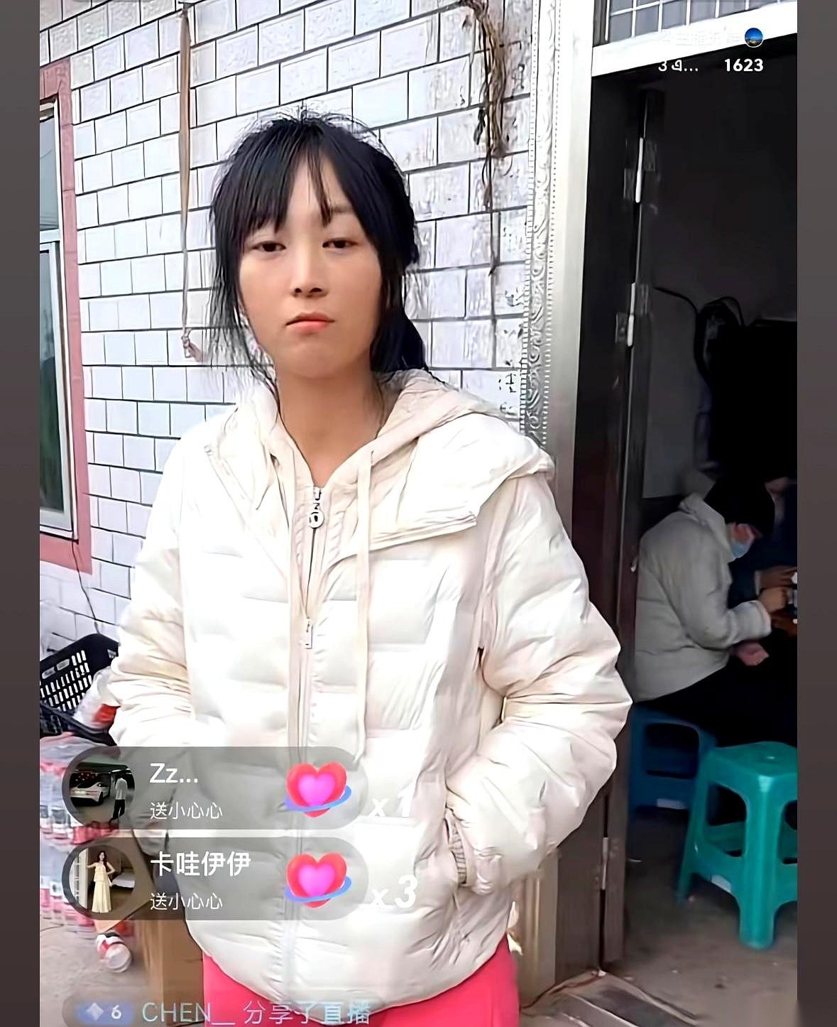 说起那个叫呆呆的女主播，真有点东西。
她回重庆合川老家，本就想杀两头猪，开个直播