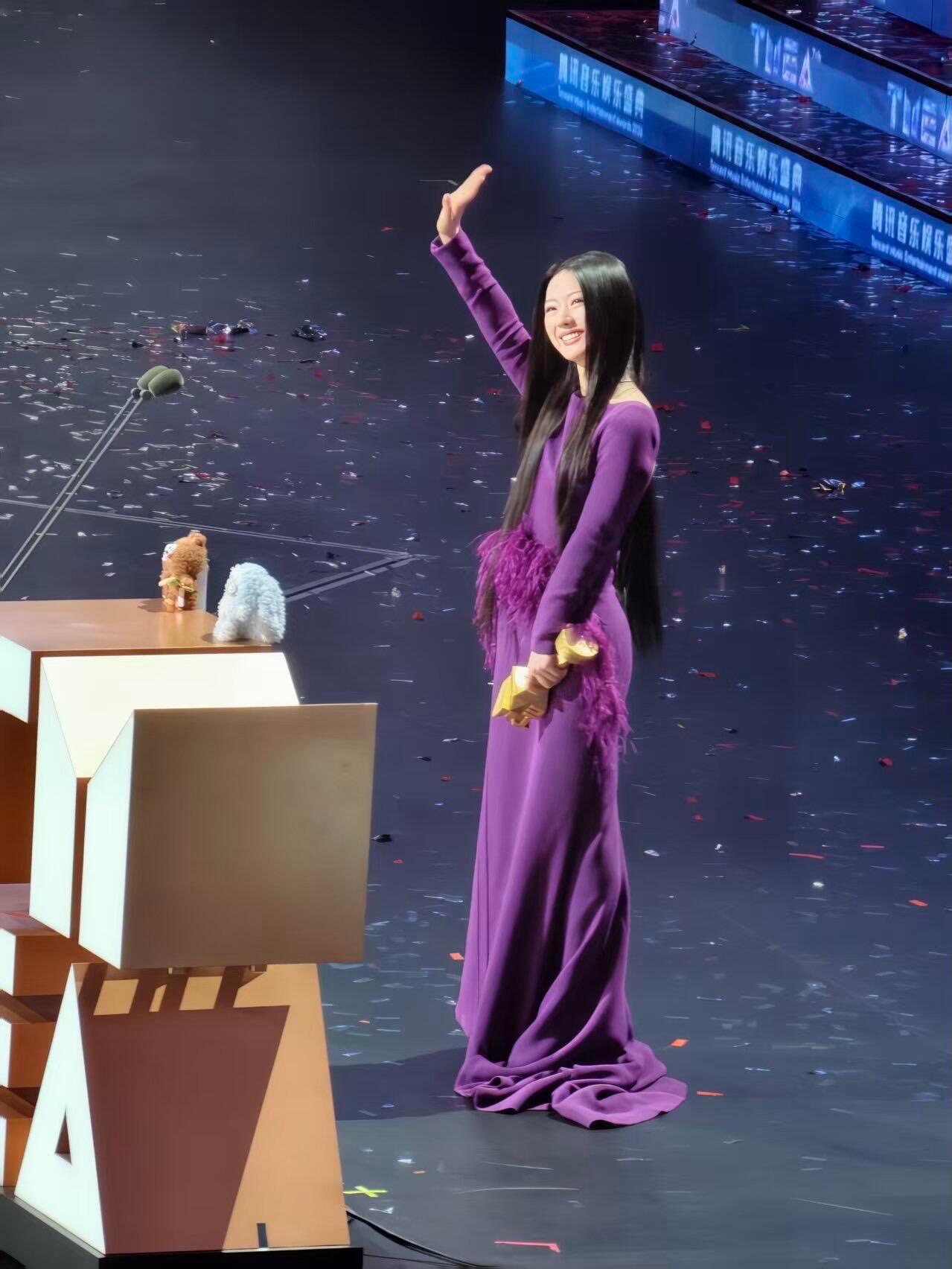 单依纯｜腾讯音乐娱乐盛典 今晚的 TMEA 年度最佳内地女歌手来咯  ～  单依