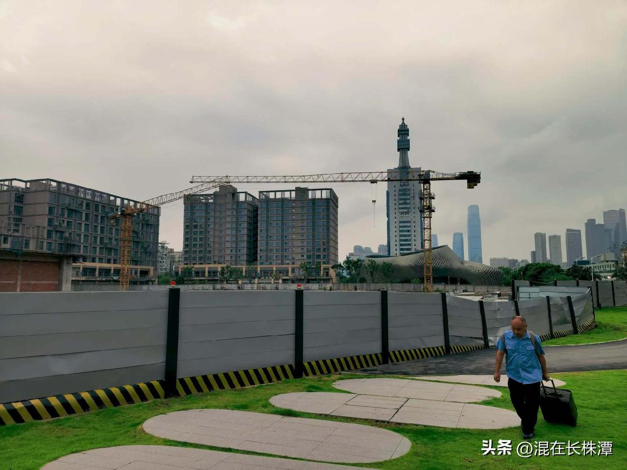 长沙河西湖湘绿地地块真是多磨多难！
作为当年的地王，绿地分光一时！坐拥双地铁和岳