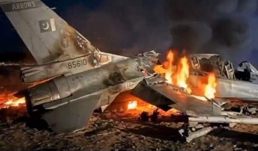 🇵🇰2026年2月27日，社交媒体上流传着未经证实的视频，视频显示疑似两架巴