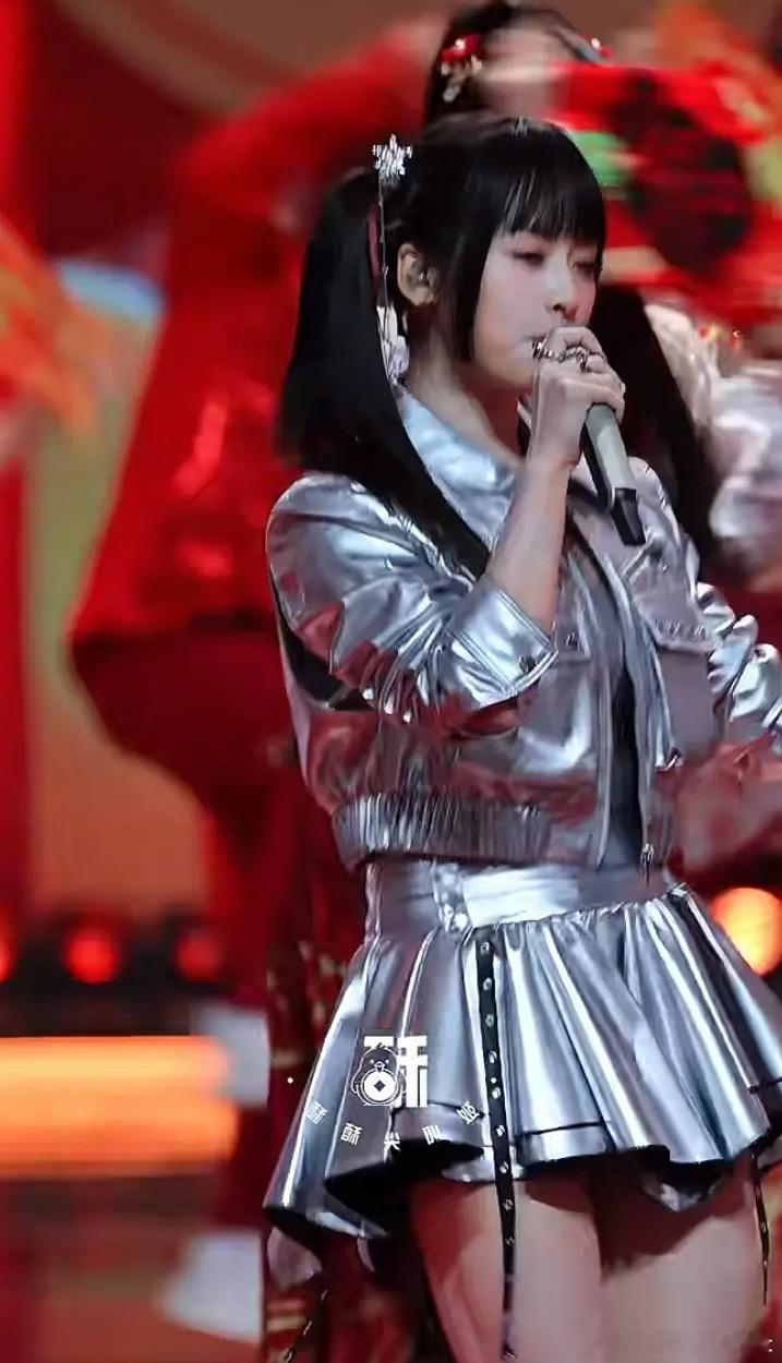 沈月小年夜晚会直拍怎么样？？？感觉瘦了不少啊 