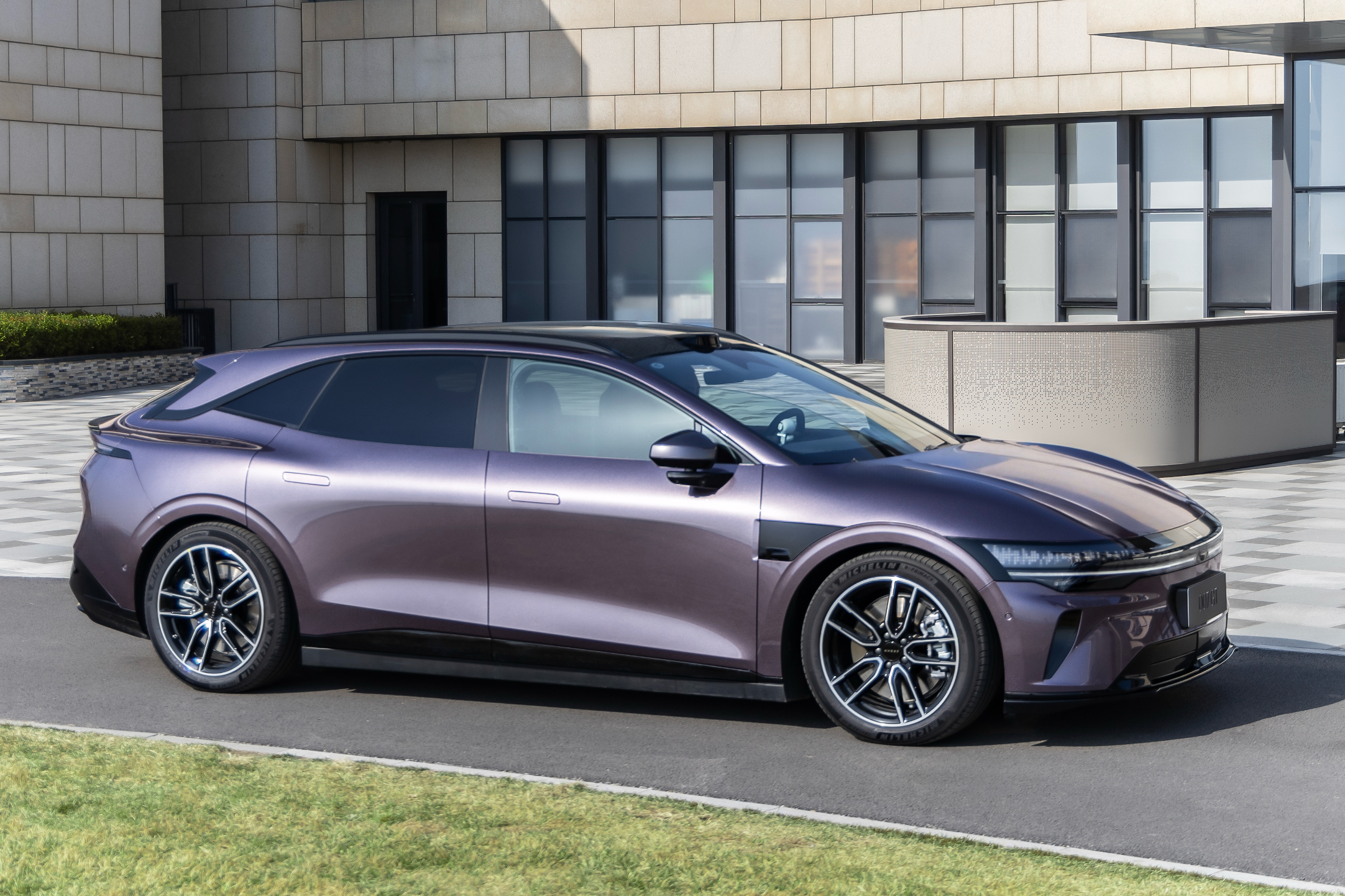 4月10号极氪将迎来自己7系的焕新。极氪更强7系更强GT除了900V架构和续航能