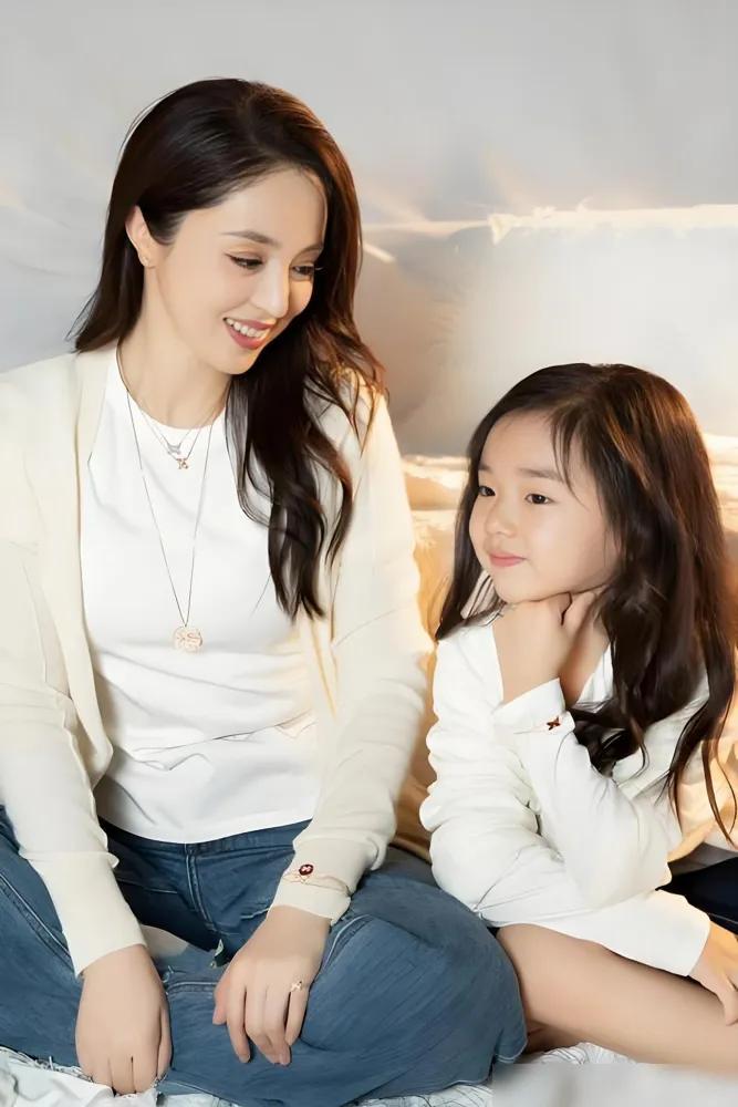 董璇女儿看到粉丝摔倒，第一时间冲过去扶，竟然被骂表演型人格现场人来人往，粉丝为了