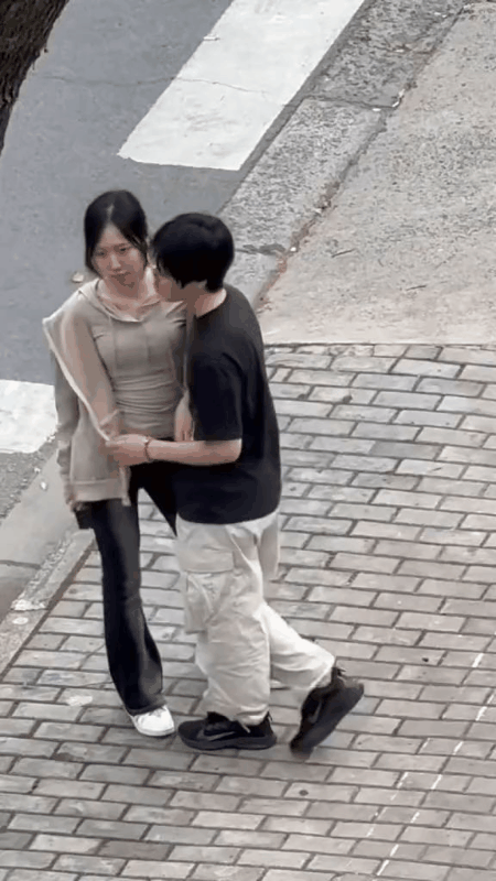 爱是私密的事，大街上秀恩爱，要顾及其他人的感受。

这条视频里，马路边，一对小情