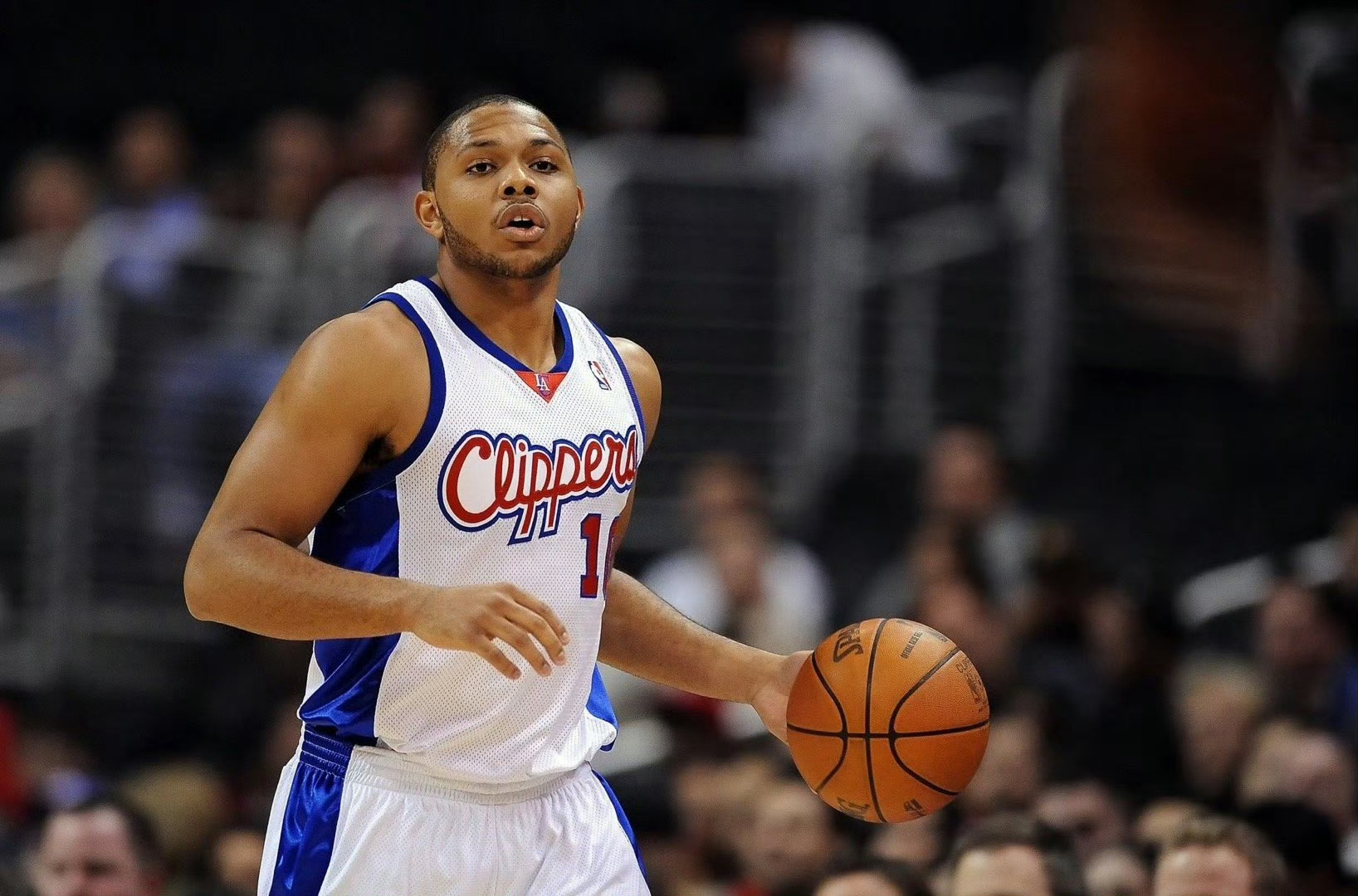 tony jones报道，据联盟消息人士透露，费城76人队正在努力为老将后卫埃里