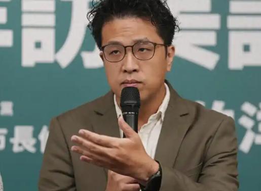 被大陆称为“台独顽固分子”“台独打手帮凶”的民进党籍台北市长候选人沈伯洋，近日访
