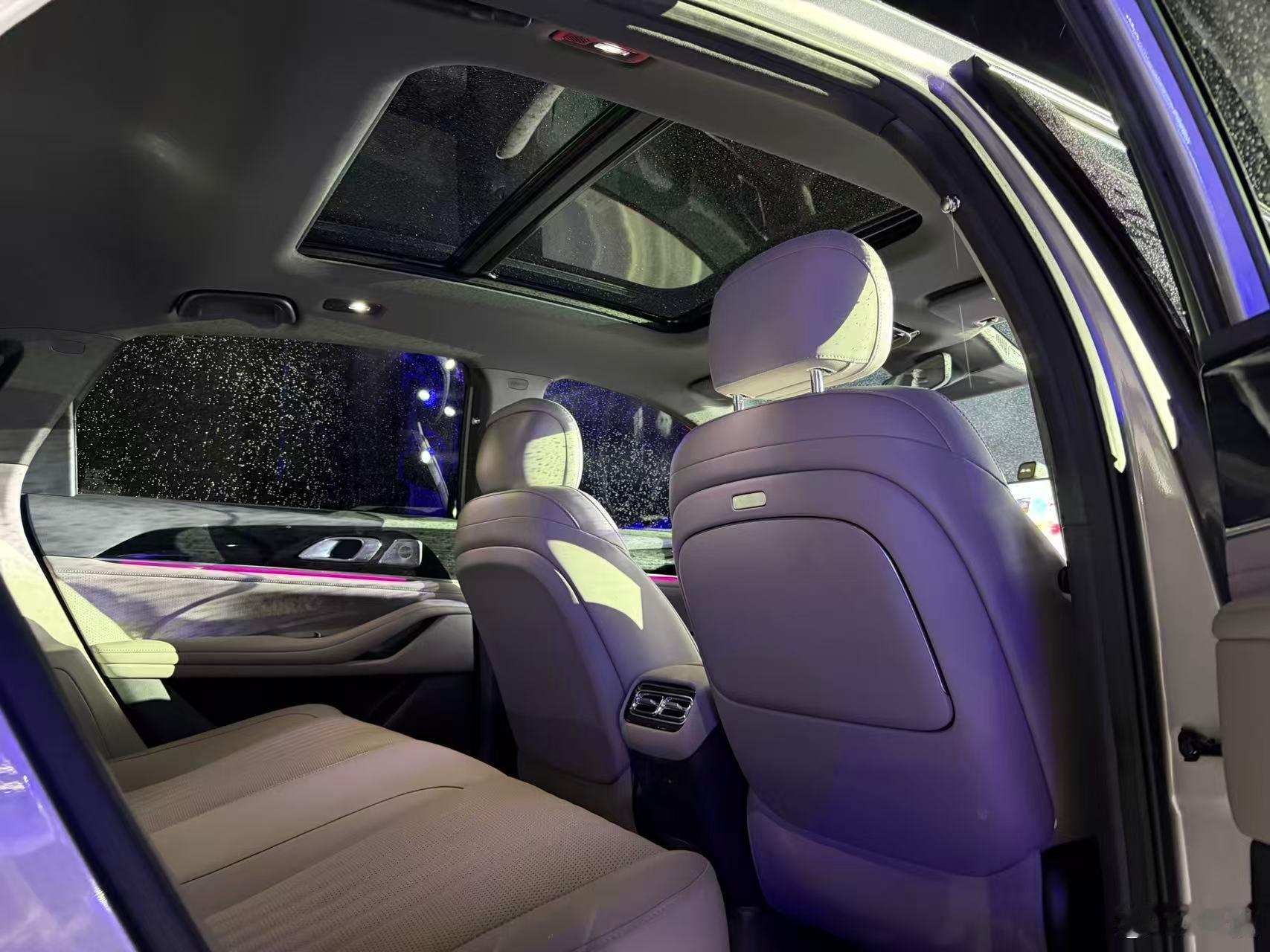 近5米车长的银河星耀7车厢的空间利用率还挺高坐进去明显有B级车的空间充裕智能座舱