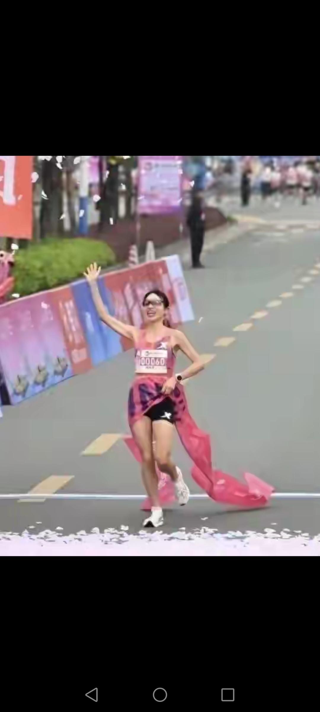 “最快女护士”迈向平民英雄之路充满挑战
3月29日，张水华以2小时36分23秒冲