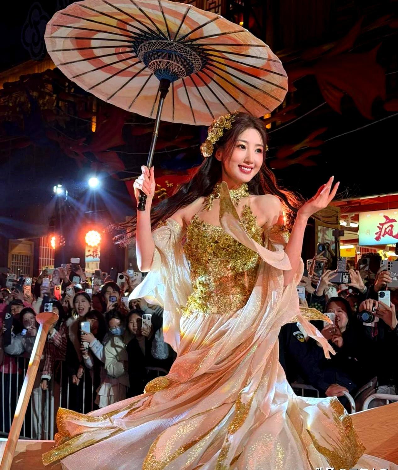 当女明星走向街头，往往不是沦落，而是顶级的流量阳谋。
 
泉州蟳埔村的街头，毛晓