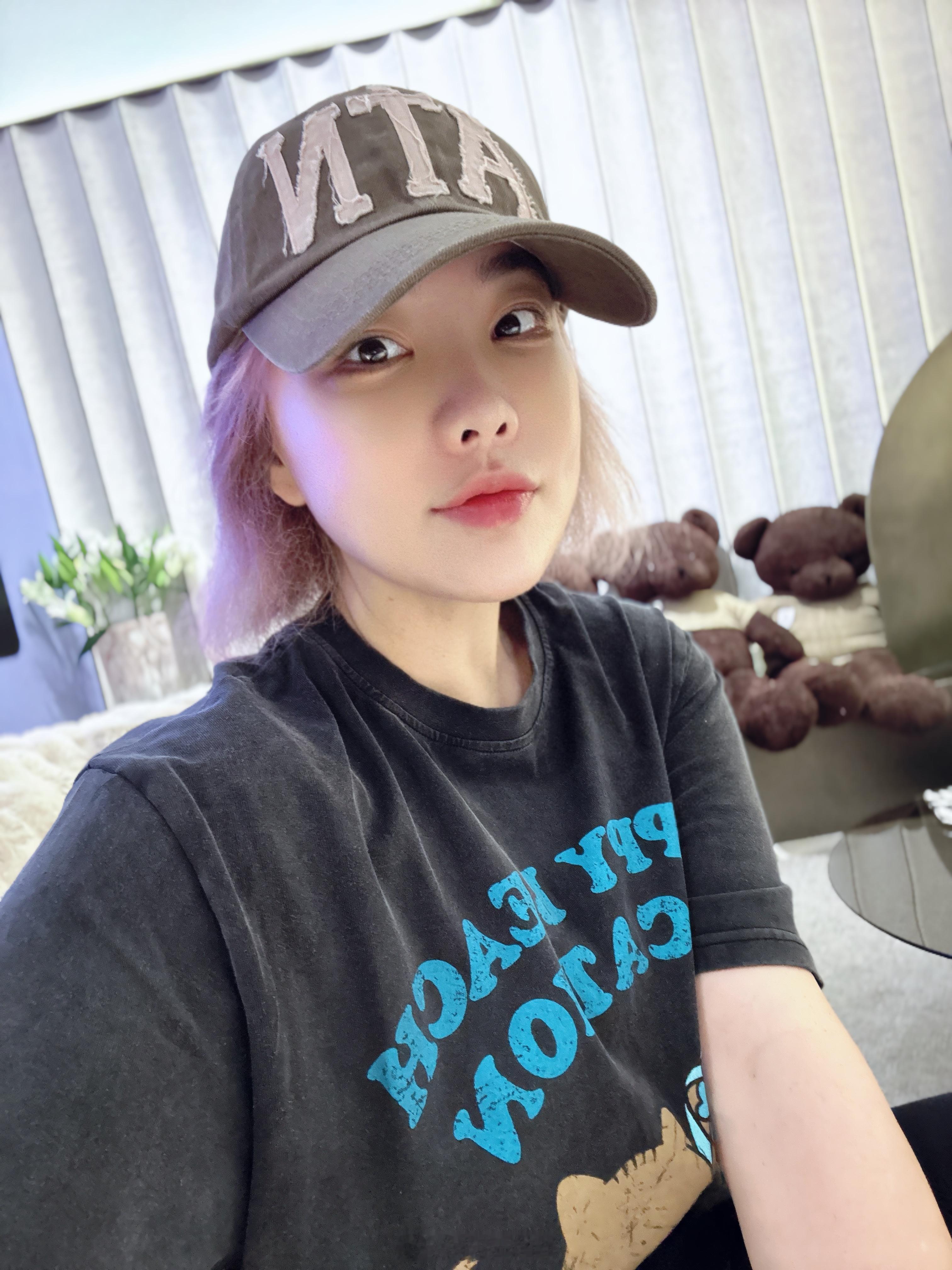 最近几个月帽子要焊在头上了准备十一月植发际线～～让三个月不染发白发疯狂生长，好像