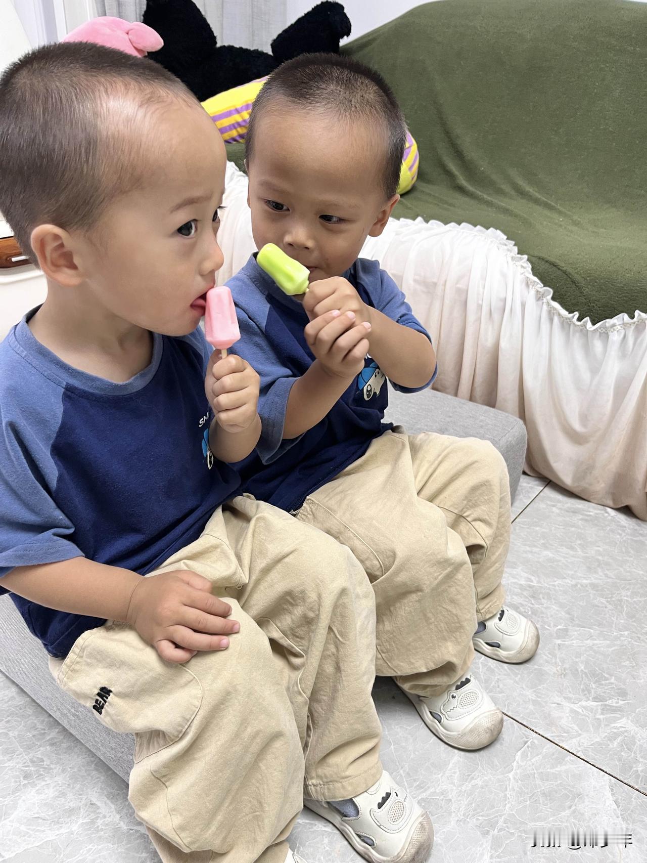 养孩子，快乐和成绩到底哪个更重要？我的答案很坚定：快乐绝对排在第一位！

我们总