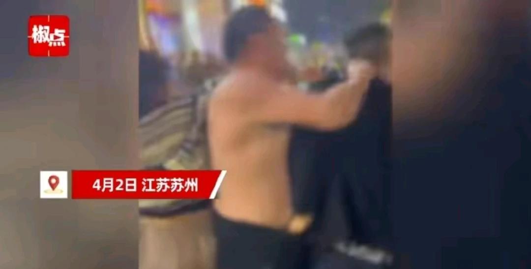 店主太猖狂！明明自己缺斤少两，却有勇气暴打顾客，就想问问他，谁给他的勇气，做错事