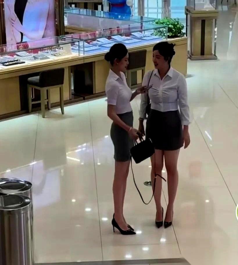 今天在商场，我算彻底明白了，什么叫“职场人”的战袍。
不是那种刚毕业小姑娘咋咋呼