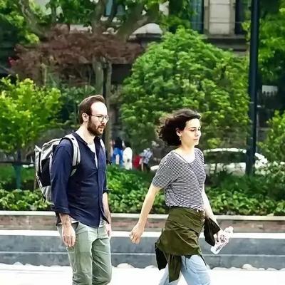 成都宽窄巷子，俩外籍游客吃饱喝足抹嘴就走，被店主拦下要钱时，不仅两手一摊装听不懂
