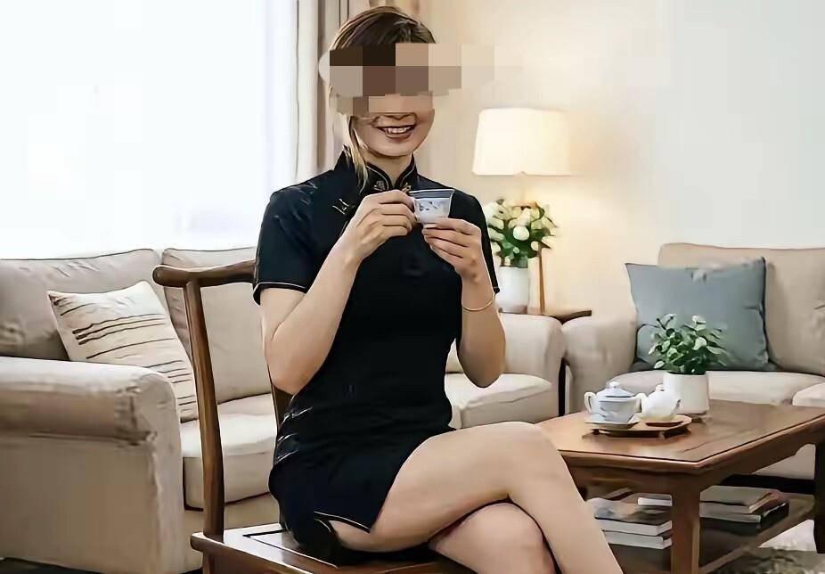 曹三姐被扒出来之后，简直像打开了潘多拉盒子。

村里人炸了，老同学也坐不住了，纷