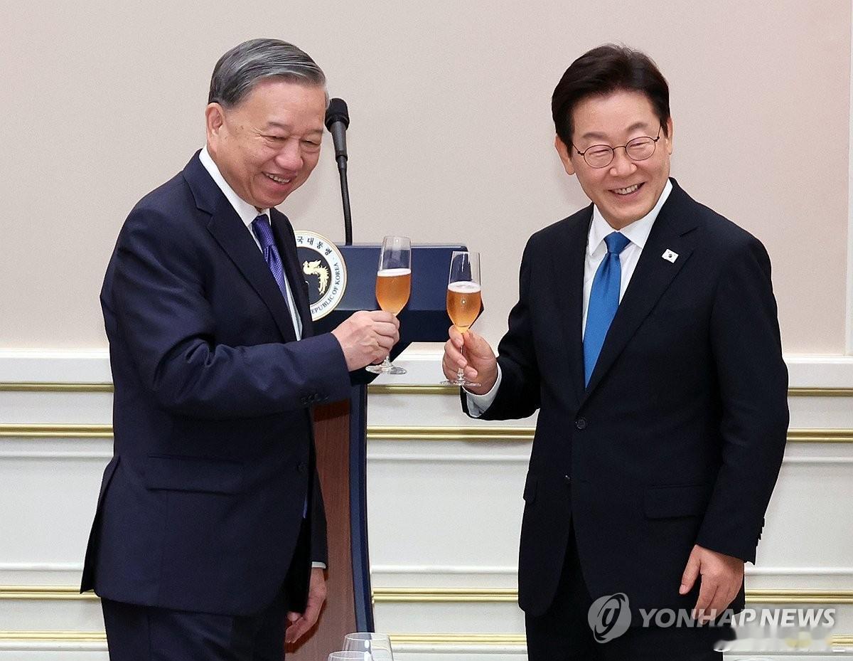 李在明昨天同成功连任的越共中央总书记苏林通电话。李在明祝贺苏林再次当选，并表示作