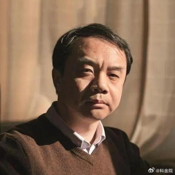 《杨振宁拍桌反对花2000亿建对撞机，王贻芳放话不建就落后30年，十年过去这事咋