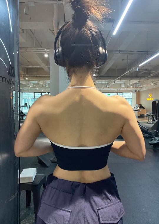 女生想要又薄又挺拔的背，参考这几个点