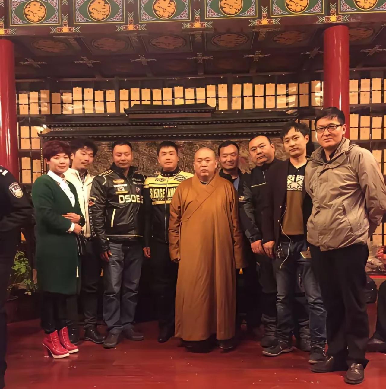 释永信崇尚的商业化倒是能赚钱，但同时也把传统文化中这些独特的文化烙印和符号给破坏
