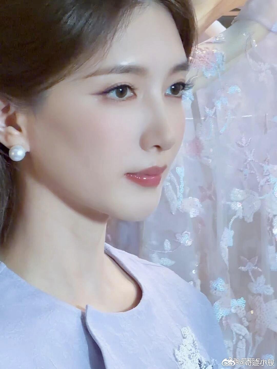 江疏影怼脸美哭我了 被江疏影的怼脸颜值美到失语！优越五官加细腻肤质，一颦一笑都尽