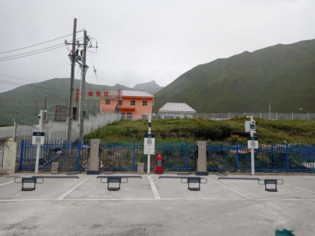 理想在新疆独库公路乔尔玛这个 5C 超充站，太凶残了，四个双枪 5C 桩，新疆这