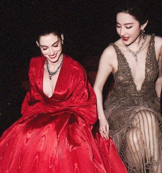 刘亦菲和安妮海瑟薇同框：
美女身边还是美女，公主旁边是另一个公主！
盐谈：
也太