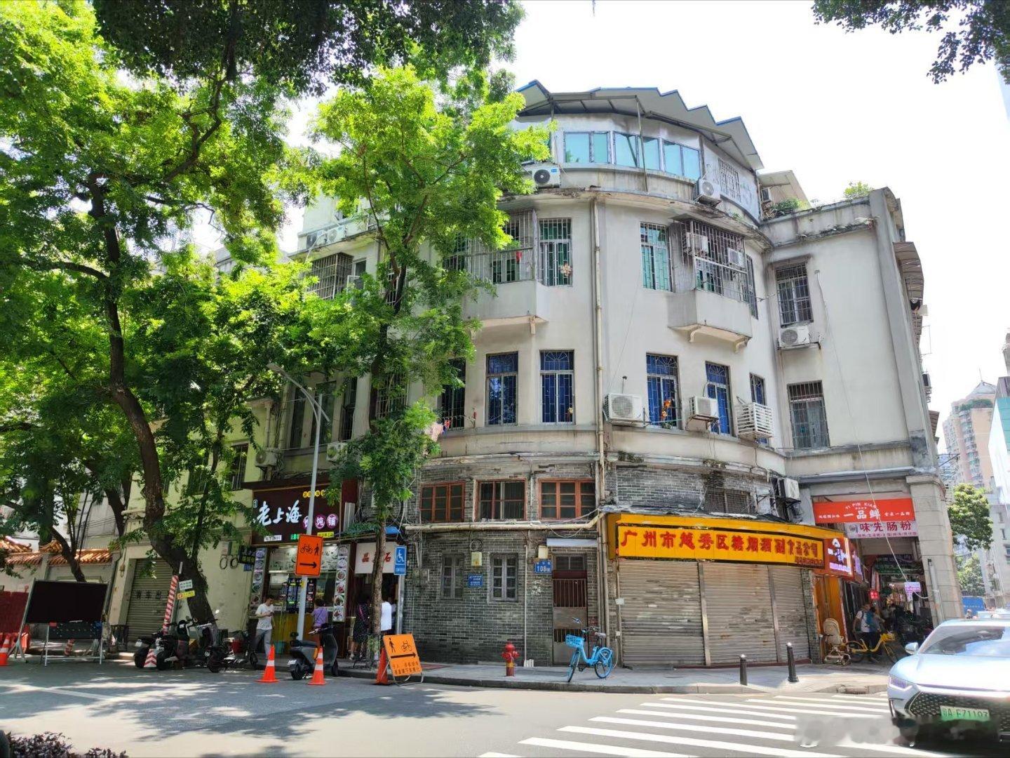 广州今昔 【越发糖烟酒商店】图一摄于2015年8月，图二摄于2026年6月。正南