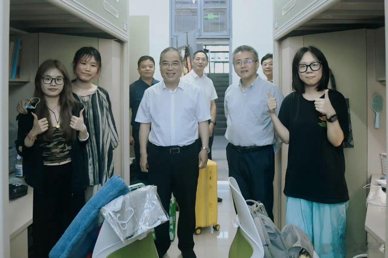 #浙江高校领导替学生试住宿舍一周#哇，人性化又暖心，在这个学校上学不用担心了。 