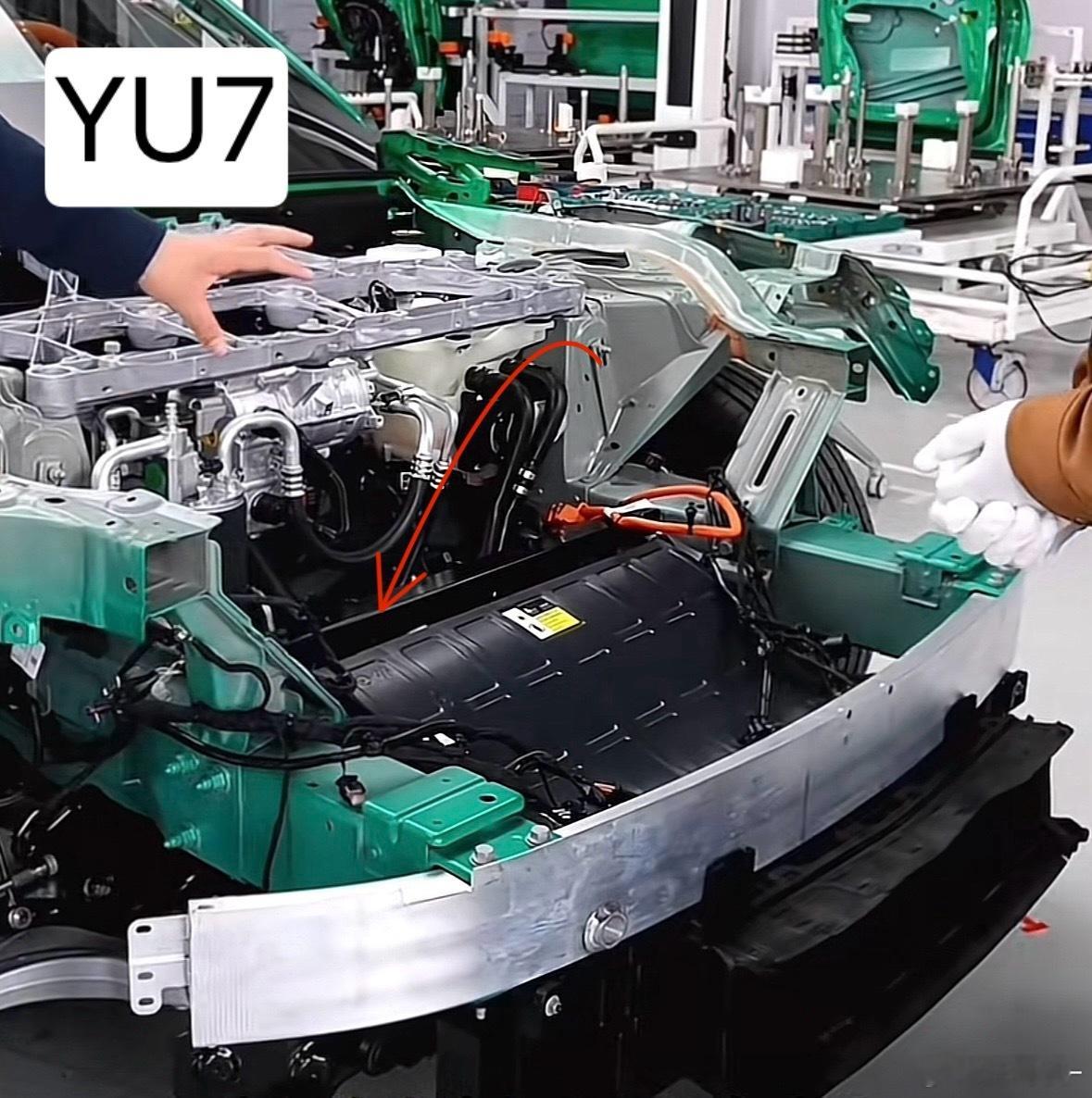 小米YU7与乐道L90、蔚来ES8都是躺式散热器+大前备箱的设计，但细节有所不同