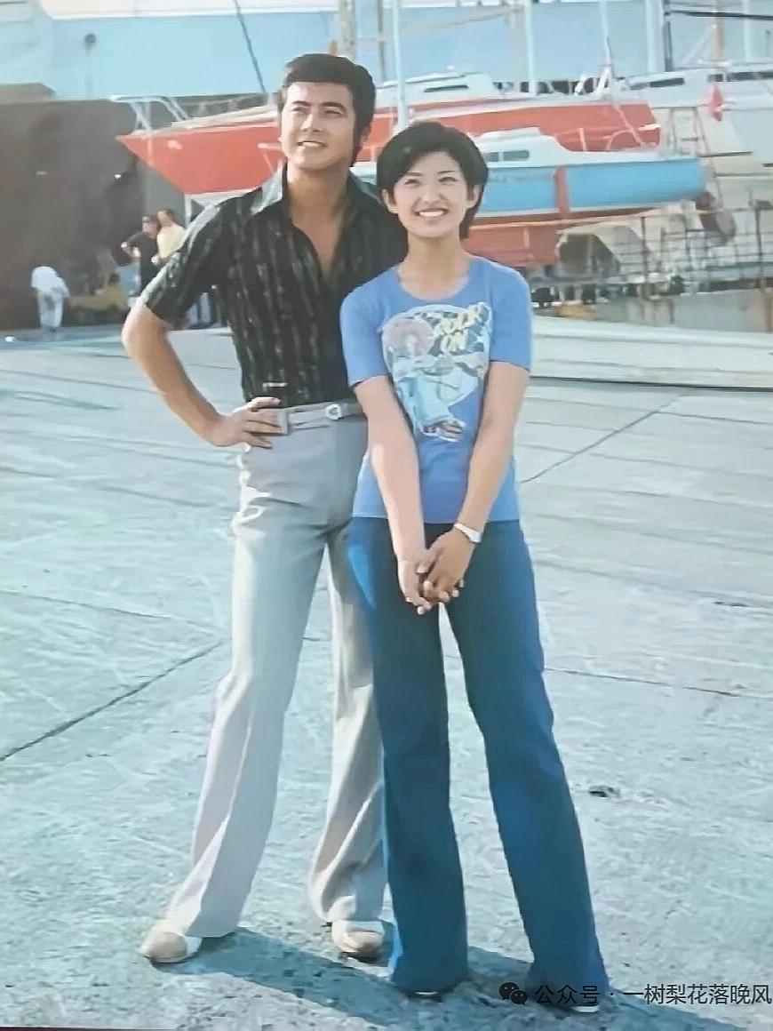 这是金童玉女山口百惠和三浦友和年轻时的一张合影，两人既是屏幕上的合作伙伴，又是生