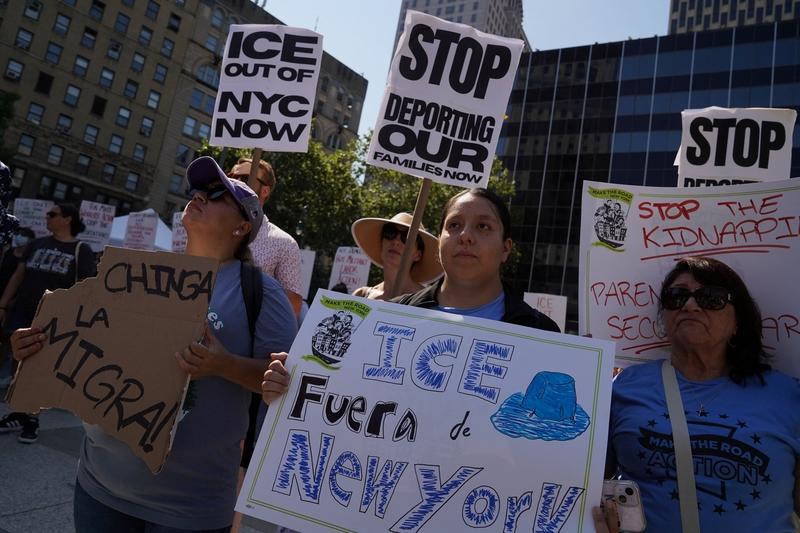 反ICE抗议集会想改变美国移民政策，感觉希望渺茫啊。美国移民与海关执法局（ICE